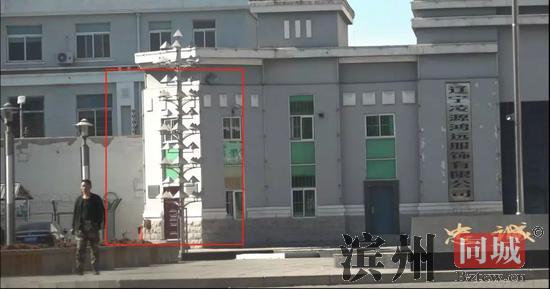 红框处即为从凌源第三监狱外进会见室的入口。新京报记者孙旗&nbsp;摄