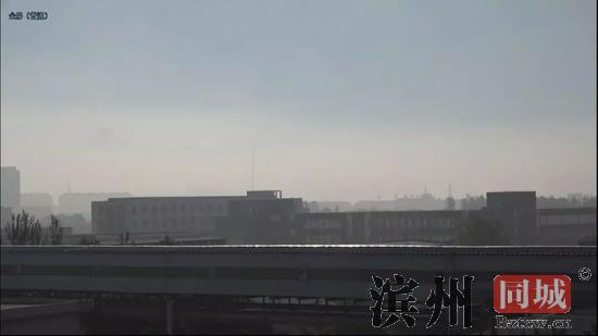 凌钢的生产车间，远处的建筑，是第三监狱。新京报记者孙旗&nbsp;摄