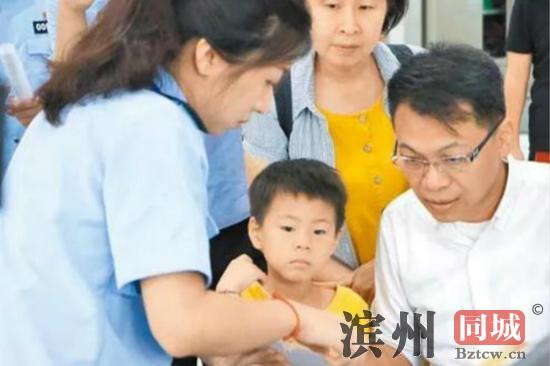 图为台胞申请居住证（图：台媒资料图）