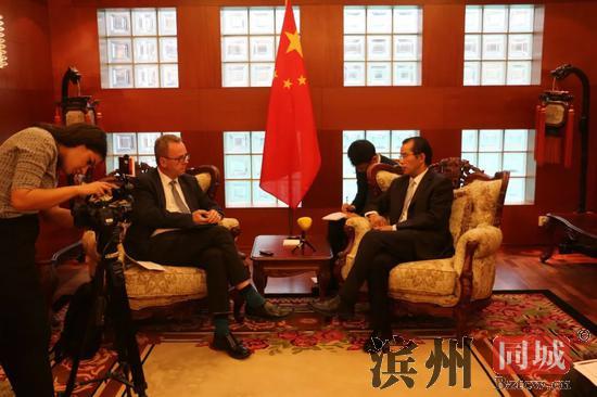 瑞媒称中国游客事件或由中方故意导演 中使馆驳斥