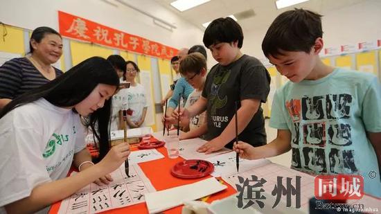 ▲资料图片：旧金山州立大学孔子学院，几名美国学生练习中文书法。