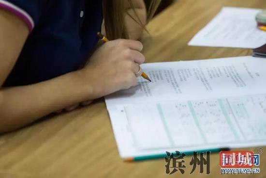 ▲在俄罗斯首都莫斯科，考生在汉语水平考试中答题。