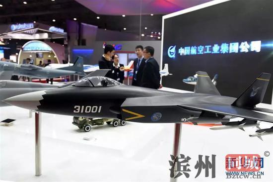 ▲资料图片：这是2017年11月13日在阿联酋迪拜航展中国航空工业集团展区拍摄的“鹘鹰”战斗机模型。