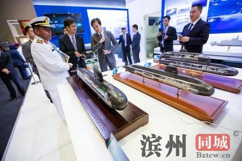 ▲资料图片：2018年4月16日，在马来西亚吉隆坡举行的第16届马来西亚亚洲防务展上，参观者在“中国防务”展区参观。新华社记者 朱炜 摄