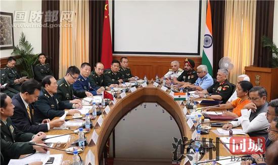 ▲8月23日上午,正在印度进行正式友好访问的中国国务委员兼国防部长魏凤和与印国防部长希塔拉曼举行会谈。李晓伟 摄