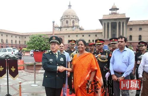 ▲8月23日,中国国防部长魏凤和与印度防长西塔拉曼在会谈前握手。(路透社)