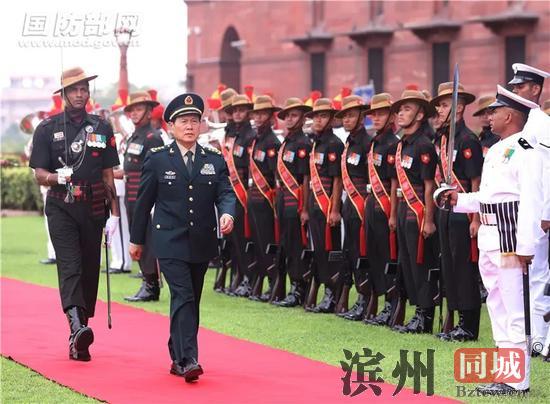 ▲图为魏凤和检阅印三军仪仗队。