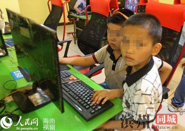 海口一网吧里的未成年人。 人民网 图