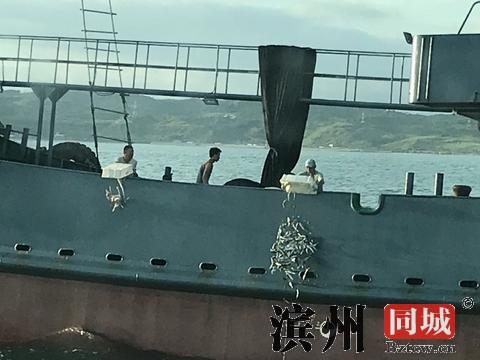 台当局以“越界”为由扣1艘大陆渔船 18人被带走