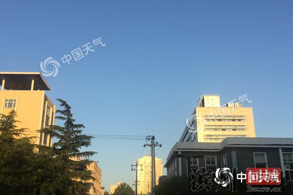 今晨，北京天空颜值依旧“在线”。